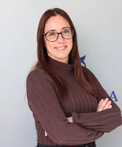 Alicia Granell, profesional dedicada a la gestión documental de bajas en Alicante